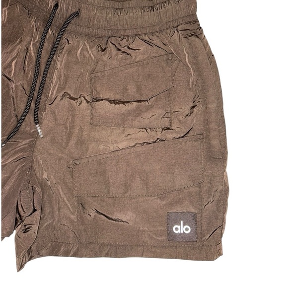 ALO Yoga | 7” Crinkle Nylon Excursion Cargo Short - Picture 6 of 11